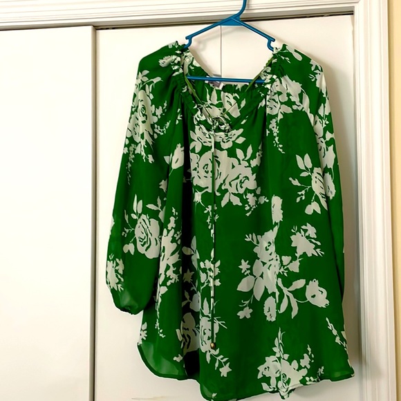 Green with white flower print  loose, comfortable tie front tunic top - Picture 3 of 6